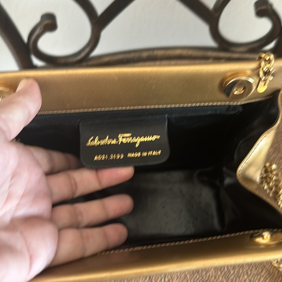 Salvatoree Ferragamo 2 way may gold evening bag. - Picture 6 of 14